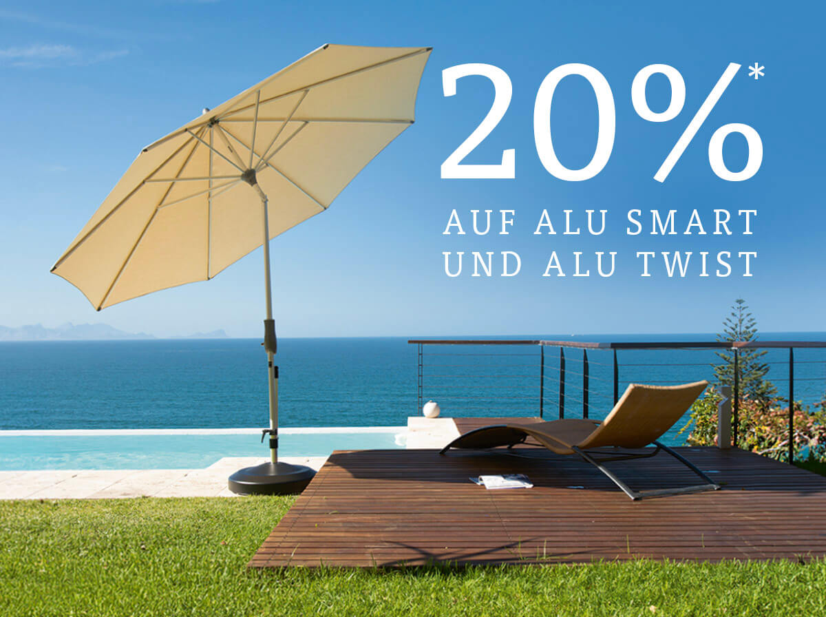Beigefarbener Sonnenschirm neben einer Liege auf einem Holzdeck &uuml;ber dem Meer, daneben die Aufschrift &bdquo;20 % auf Alu Smart und Alu Twist"