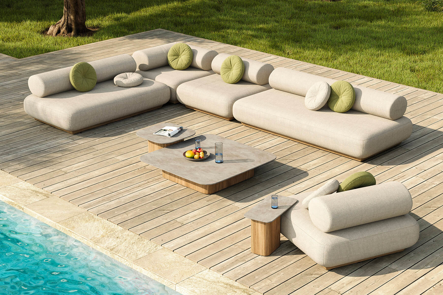 Zwei Couchtische mit Steinplatte und Holzsockel vor einer hellen Lounge-Landschaft auf einem Holzdeck am Pool
